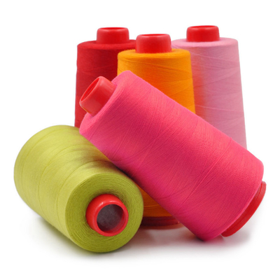 Gute Gleichmäßigkeit Polyester-Kern-Spun-Garn Mehrfarbige Fäden zum Nähen