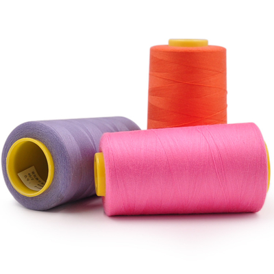 Gute Gleichmäßigkeit Polyester-Kern-Spun-Garn Mehrfarbige Fäden zum Nähen