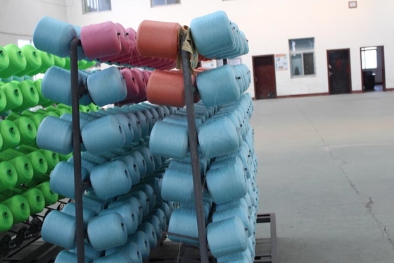40s/2 Hochfeste Polyestergarne mit Yizheng-Fasern und mehr als 1000 Farben