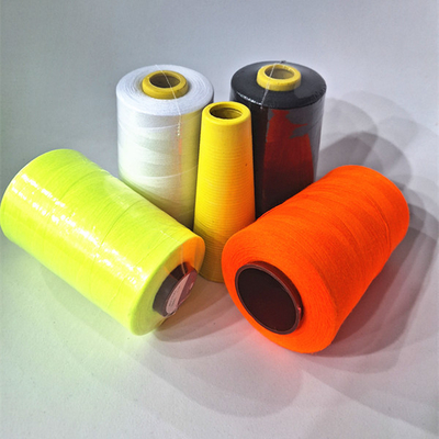 Gute Festigkeit Mehrfarbiges Polyester-Nähtgarn 5000 Yards 40/2
