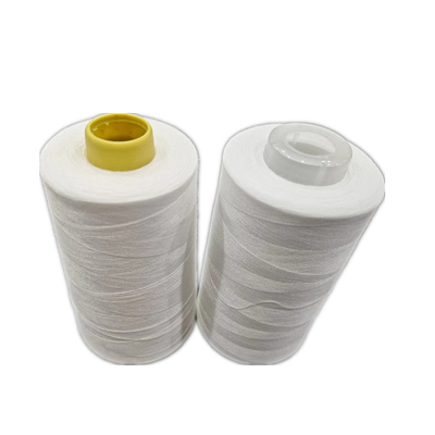Rohweiß 100 Spun Polyester Nähgarne 50 / 2 Hohe Festigkeit AAA-Klasse