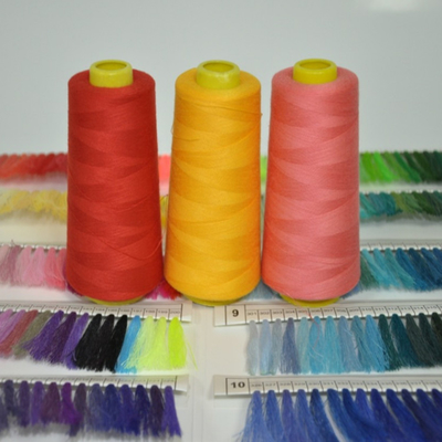 Hohe Festigkeit 40/2 100% gesponnenes Polyester-Nähtfaden für Überschließfaden